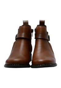 Stivaletti in pelle marrone con finitura liscia, caratterizzati da una fascia con fibbia, taglio angolato e tacco basso impilato.