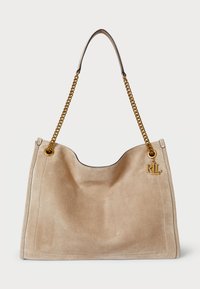 Borsa a tracolla in suede beige con una texture liscia, catena dorata e una placca con logo laterale. Presenta un'apertura superiore curvata e dettagli di cucitura.