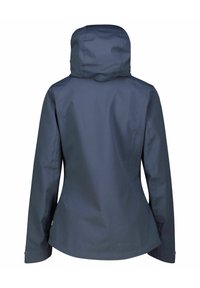 Mörkblå vattentät jacka med huva, med en slät textur, något figursydd form och elastiska muddar. Ingen synlig hårdvara eller mönster.