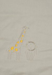 Stickerei mit einer Giraffe mit gelben Flecken und einem Löwen auf hellgrauem Stoff, mit metallischen Fadenakzenten für Details.