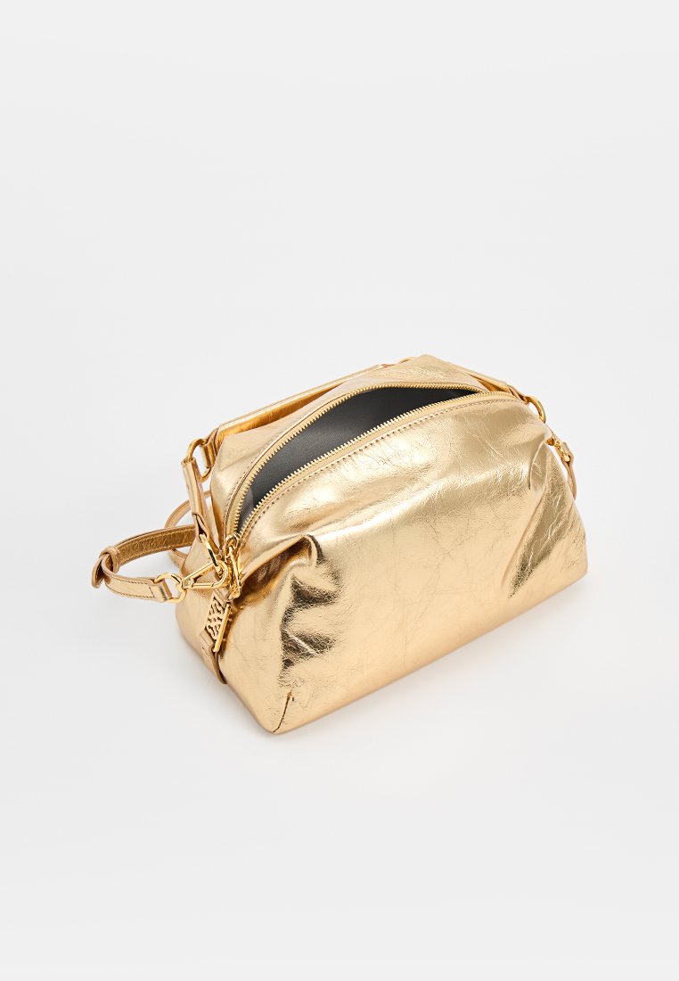 Gouden metallic handtas met een textuur, ritssluiting en verstelbare schouderband. Compact rechthoekige vorm met een zwarte binnenkant.
