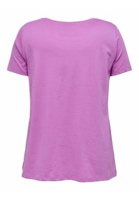 T-shirt a maniche corte di colore viola chiaro, colletto rotondo, materiale in cotone morbido, vestibilità comoda, texture liscia, senza motivi o dettagli.