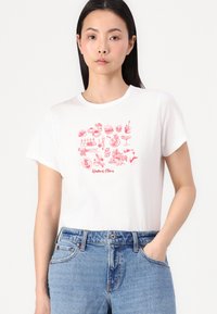 Witte katoenen t-shirt met een roze grafisch ontwerp van diverse voedingsmiddelen en de tekst "Weekendplannen" in het midden, ronde hals, korte mouwen.