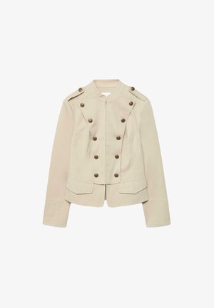 Beige, kurz geschnittene Militärjacke mit doppelten Reihen bronzener Knöpfe, aufgesetzten Taschen vorne, langen Ärmeln und Stehkragen vor weißem Hintergrund.