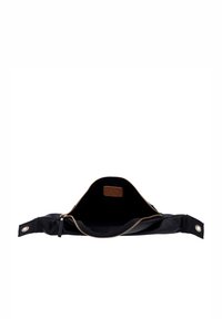 Zwarte leren tas met metalen rits, open ontwerp, voorzien van een bruin label aan de binnenkant, en een gladde textuur met drukknopsluitingen als accent.