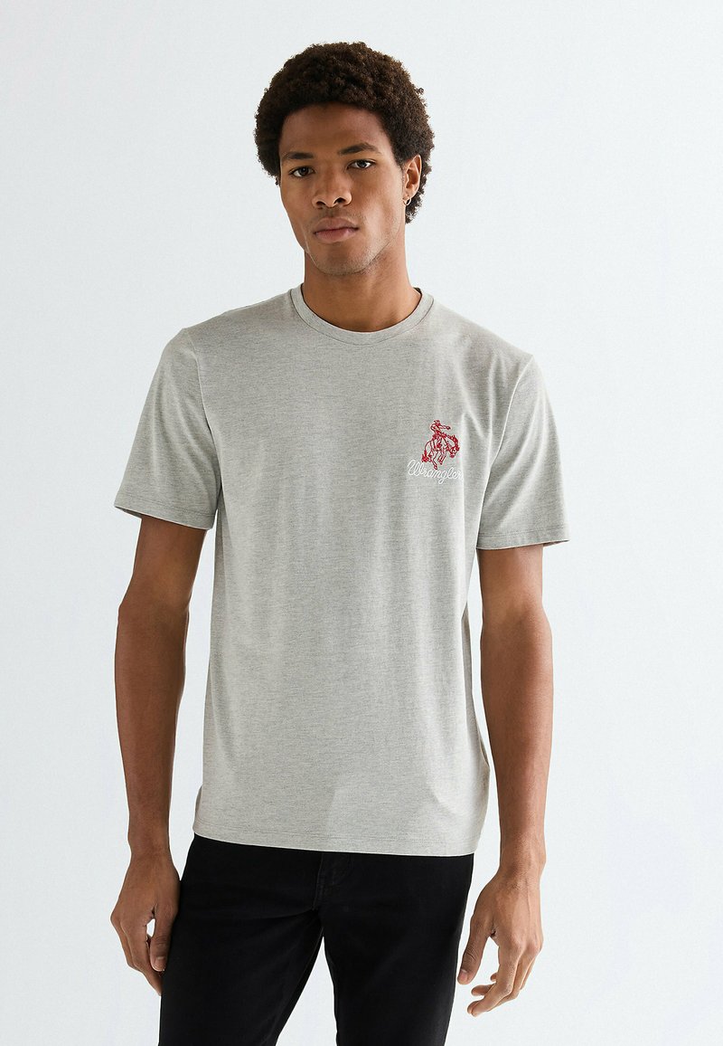 T-shirt grigia a maniche corte in tessuto morbido, con logo ricamato rosso sul petto a sinistra, scollo rotondo e vestibilità comoda.