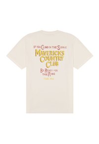 Μπεζ μπλουζάκι με κίτρινο και κόκκινο κείμενο που αναγράφει «Αν ανέβεις στη σέλα του Mavericks Country Club, ετοιμάσου για τη διαδρομή, Trails West» στην πλάτη.