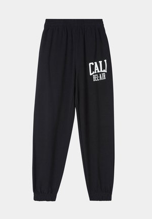 Pantaloni sportivi neri in cotone, con elastico in vita e nei polsini. Scritta "CALi BEL-AiR" stampata in bianco sulla coscia sinistra.