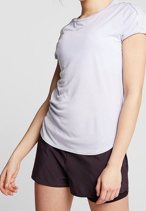 Maglietta sportiva di colore viola chiaro con maniche corte, scollo rotondo e design attillato, abbinata a pantaloni corti scuri. Tessuto morbido e elasticizzato.