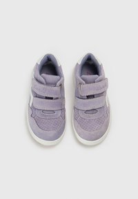 Chaussures en daim violet avec deux brides Velcro, design perforé, accents gris clair et semelle en caoutchouc blanche.