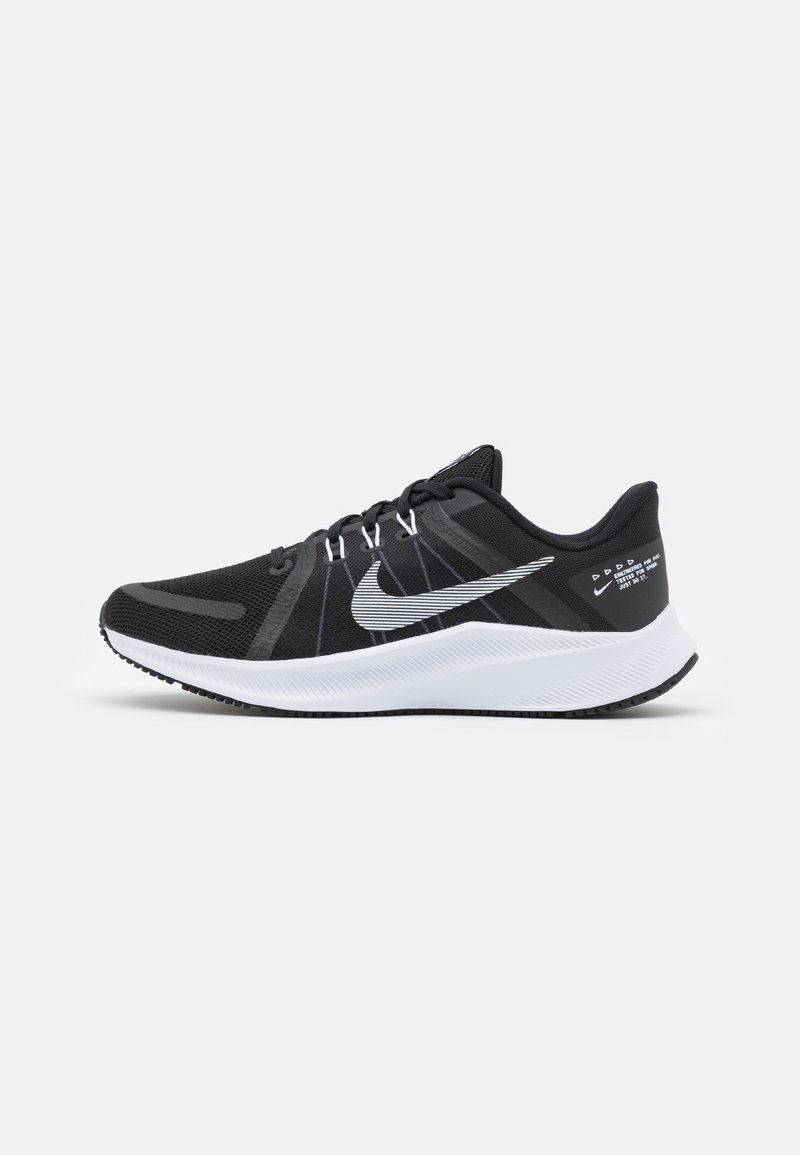 Chaussure de running Nike noir et blanc avec tige en mesh, semelle blanche et logo swoosh distinctif sur le côté, sur fond clair uni.