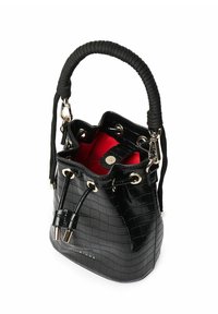 Borsa a secchiello nera con stampa a coccodrillo, manico texturizzato nero, interno rosso e chiusura regolabile con coulisse. Accenti in metallo argentato.