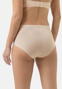 Beige, high-waisted ondergoed gemaakt van zachte, gladde stof. Heeft een naadloos ontwerp, een brede tailleband en subtiele branding op de achterkant.