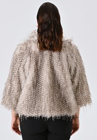 Faux-Fell-Cape in Hellbeige mit unterschiedlichen Texturen; kurze Ärmel, offener Front und geschichteten, federartigen Details an den Kanten.
