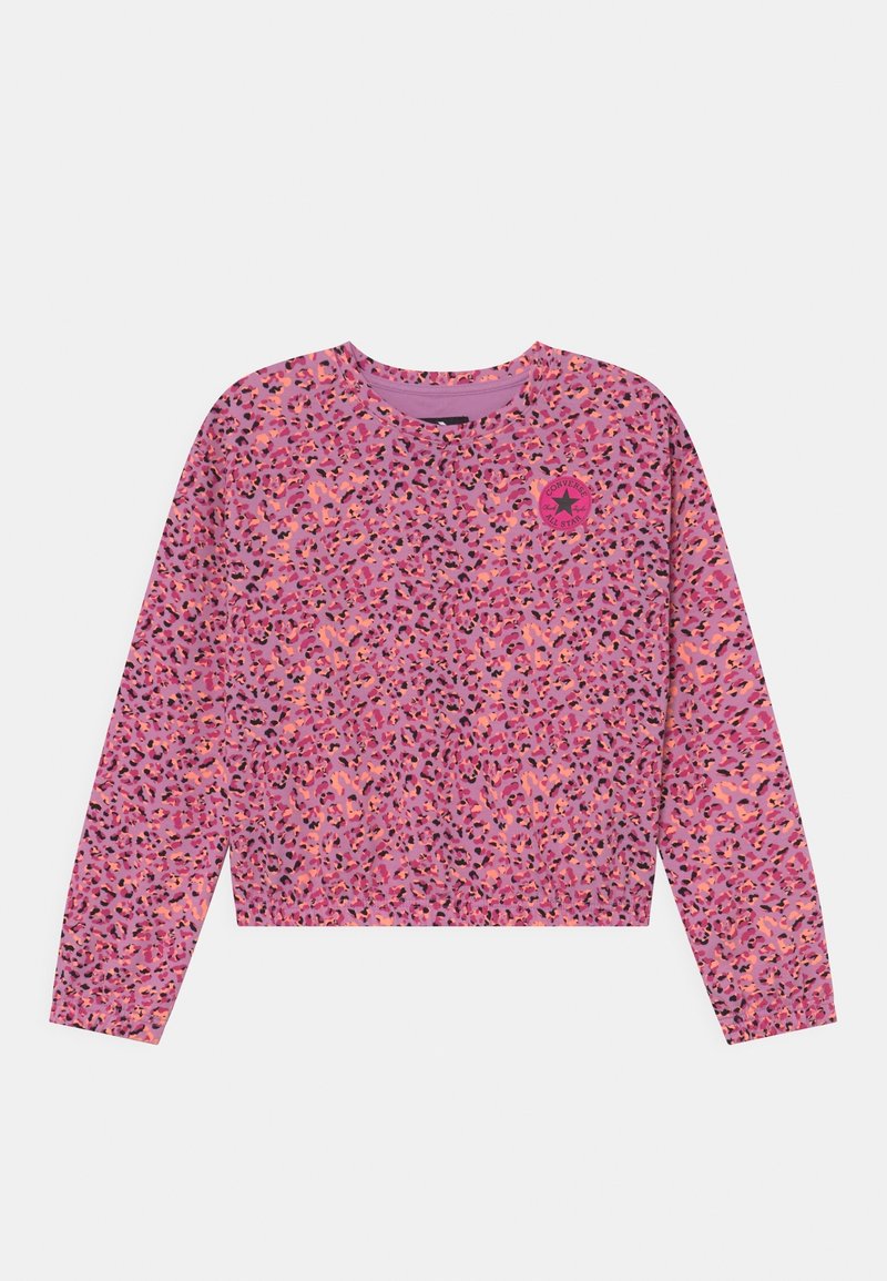 Pull rose à manches longues avec imprimé léopard multicolore et un petit logo circulaire Converse All Star sur la partie supérieure gauche de la poitrine.