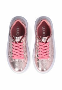 Sneaker in rosa oro metallico con lacci rosa, pannelli testurizzati e suola in gomma bianca. Logo visibile sulla linguetta e all'interno.