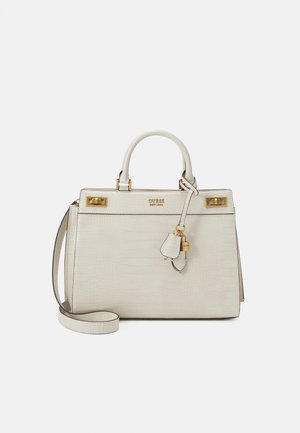 Sac à main structuré blanc avec texture crocodile, ferrures dorées, poignées supérieures, bandoulière amovible et petit charm cadenas par Guess.