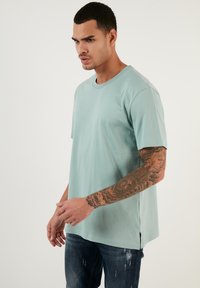 Buratti REGULAR FIT - Paprasti marškinėliai - mint