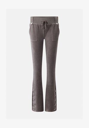 Pilkos spalvos veliūrinės kelnės su gofruota raištelių juosmens dalimi, priekiniu kišenėmis ir sagutomis raištelių detalėmis platėjančiose apačiose.