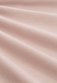 Tessuto strutturato di un rosa chiaro con un motivo intrecciato, caratterizzato da morbidi drappeggi e una superficie liscia. Adatto a varie applicazioni tessili.