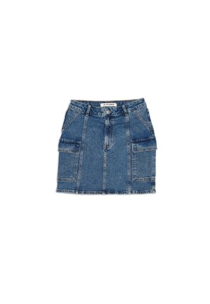 Mini-jupe en denim avec bouton sur le devant, fermeture éclair, passants de ceinture et deux grandes poches cargo sur les côtés.