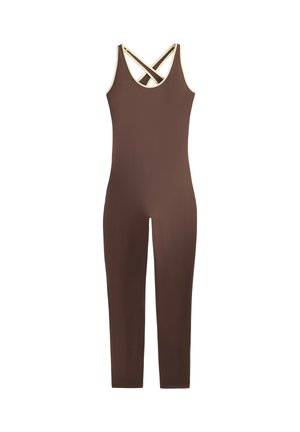 Brun ärmlös figursydd jumpsuit med krämfärgad kant och korsade band bak, ben i full längd.