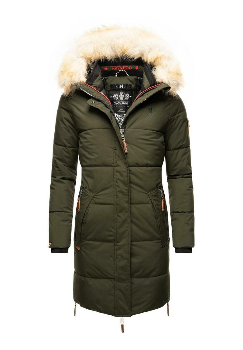 Parka lungă de culoare verde măsliniu, cu glugă căptușită cu blană, închidere cu fermoar și capse, două buzunare laterale și manșete cu nervuri. Prezintă accente cu logo și textură matlasată.