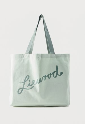 Biela plátenná taška na rameno s sivým nápisom "Liewood" a sivými ramennými popruhmi, zobrazená na jednoduchom bielom pozadí.