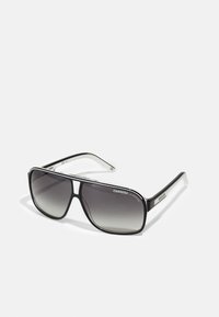 Ochelari de soare negri de dimensiuni mari cu lentilă gri degradé, având un cadru robust, accente argintii pe brațe și o formă rectangulară.