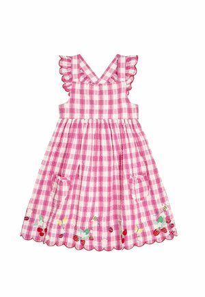 Robe sans manches à carreaux vichy roses, avec bretelles volantées, jupe froncée et ourlet festonné. Présente des broderies de fleurs et de fruits sur les poches.