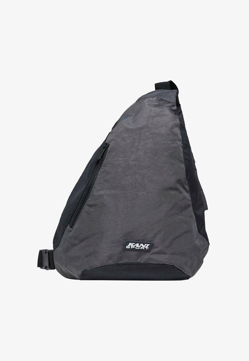 Svart axelväska gjord av slitstark nylon, med en texturerad yta, sidofack med dragkedja och justerbar rem för säker bärning.