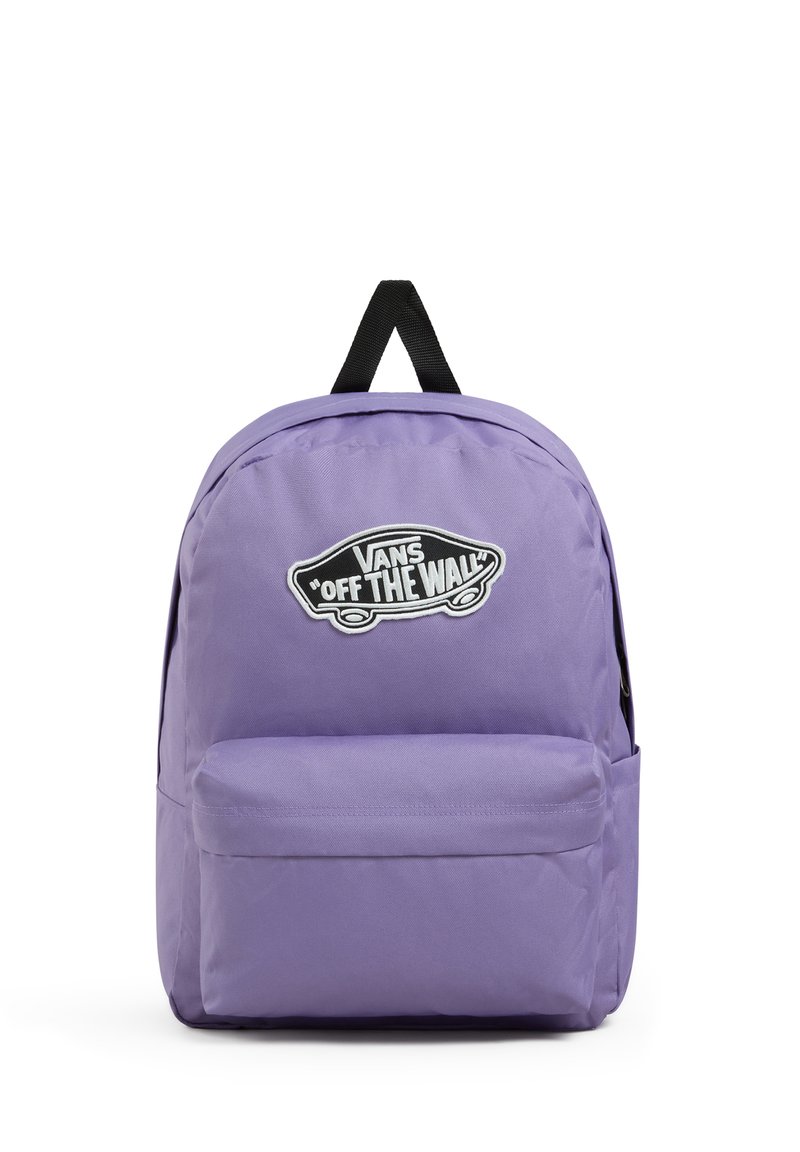 Mochila Vans púrpura con forma redondeada, un bolsillo frontal y un parche de logo negro. Fabricada con material duradero y con correas para los hombros.