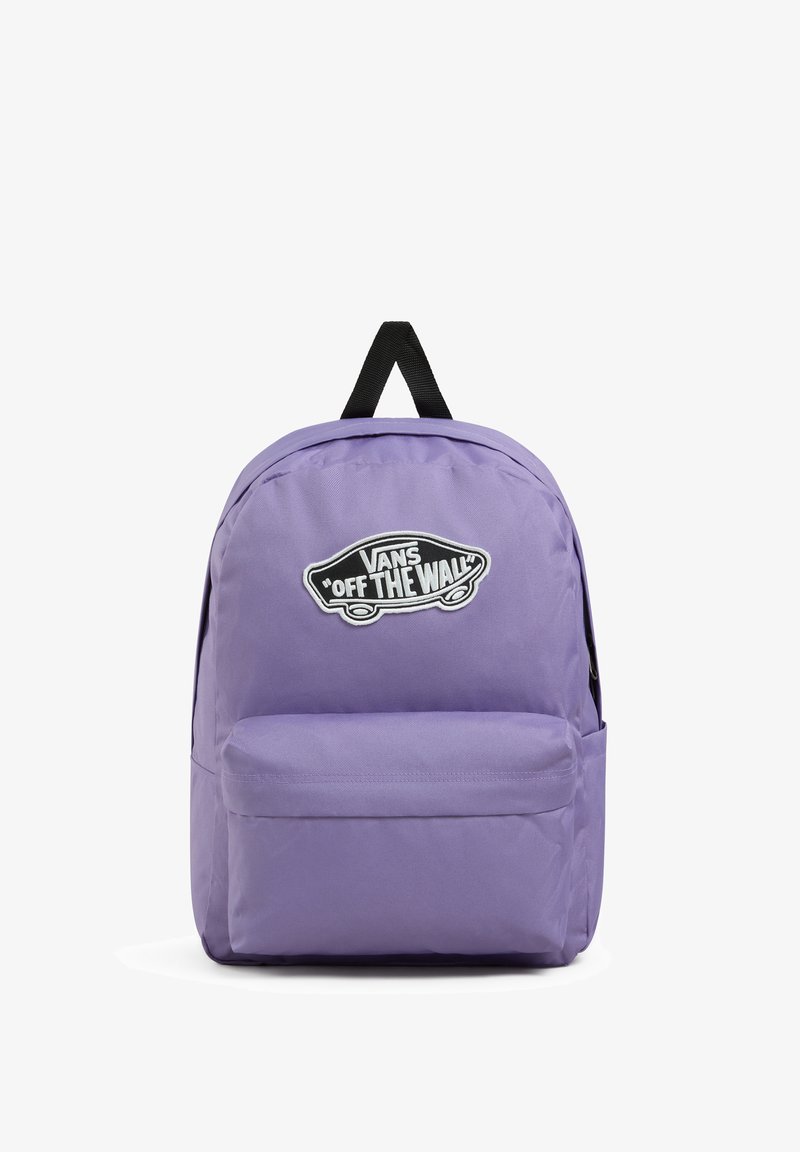 Mochila Vans púrpura con forma redondeada, un bolsillo frontal y un parche de logo negro. Fabricada con material duradero y con correas para los hombros.