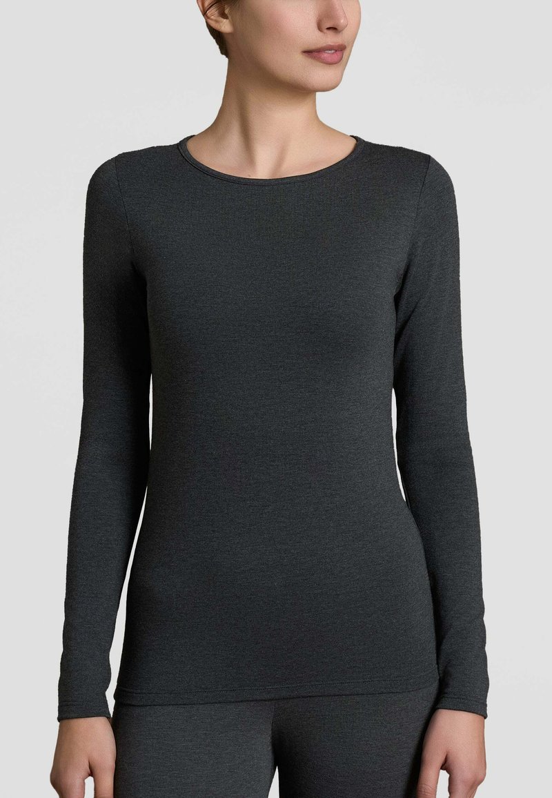Maglia a maniche lunghe grigio scuro realizzata in tessuto morbido e testurizzato con scollatura arrotondata. Progettata per una silhouette aderente.
