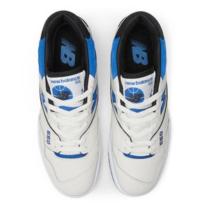 Zapatillas de cuero blancas con detalles en gamuza azul y negra. Presenta un diseño de caña alta, superficie texturizada y cordones negros. Incluye la marca "New Balance 550".
