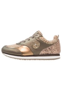 Bronzefarbene und olivgrüne Sneakers mit einem strukturierten Stoffobermaterial, glitzerndem Rücken, dekorativem Logo und flacher Gummisohle.