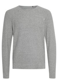 Pull en tricot gris à manches longues, col rond et poche sur la poitrine. Texture douce avec un motif uniforme sur l'ensemble.