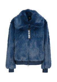 Giacca in finta pelliccia blu con colletto alto, chiusura con zip e polsini a costine. Presenta un'etichetta di stoffa attaccata vicino alla cerniera. Texture morbida.