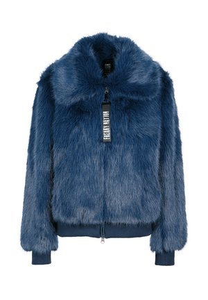 Blaue Kunstpelzjacke mit hohem Kragen, Reißverschluss und gerippten Bündchen. Verfügt über ein Stofflabel, das nahe dem Reißverschluss angebracht ist. Weiche Textur.