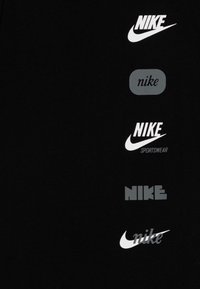 Nike Sportswear CLUB BADGE TEE - T-shirt con stampa - black