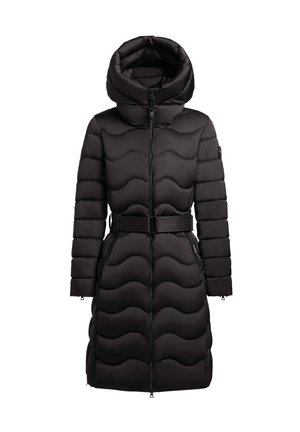 Cappotto imbottito nero con un motivo trapuntato ondulato, cappuccio oversize, maniche lunghe e vita con cintura; presenta una cerniera frontale e tasche laterali.