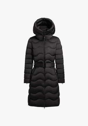 Cappotto imbottito nero con un motivo trapuntato ondulato, cappuccio oversize, maniche lunghe e vita con cintura; presenta una cerniera frontale e tasche laterali.