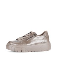 Taupe metallische Low-Top Sneaker mit klobiger Sohle, seitlichem Reißverschluss und Schnürverschluss auf weißem Hintergrund.
