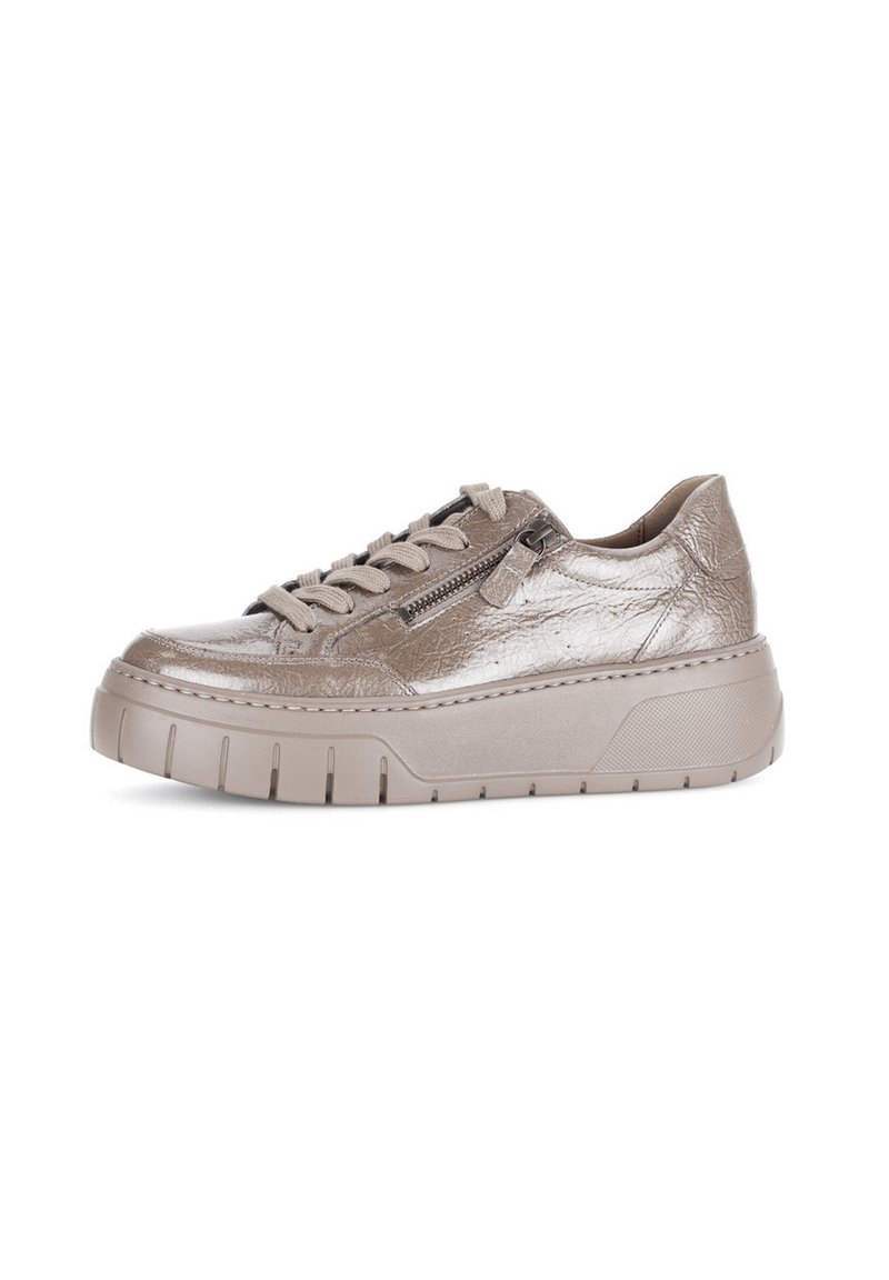 Taupe metallische Low-Top Sneaker mit klobiger Sohle, seitlichem Reißverschluss und Schnürverschluss auf weißem Hintergrund.