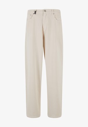 Pantaloni in cotone beige con design a gamba dritta, dotati di tasche anteriori e chiusura a bottone. Texture liscia con dettagli minimi.