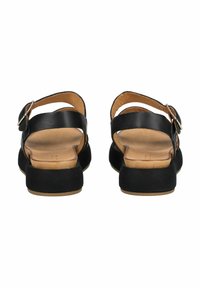 Czarne skórzane sandały z szerokim paskiem z przodu, paskiem na kostkę, metalową klamrą oraz lekko podwyższoną gumową podeszwą. Widoczna brązowa wkładka.
