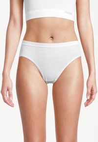 Hvide bomulds-boyshorts med en glat tekstur, med en klassisk pasform og elastik i taljen. Simpelt design uden mønstre eller detaljer.