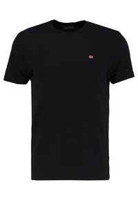 T-shirt in cotone nero con maniche corte, collo a giro, e piccolo logo a bandiera rosso e bianco sul lato sinistro del petto. Texture liscia, vestibilità casual.