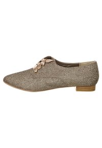 Ballerine beige texturée avec un bout pointu, ornée d'un nœud taupe décoratif et d'un petit talon minimal. Convient pour un usage décontracté.