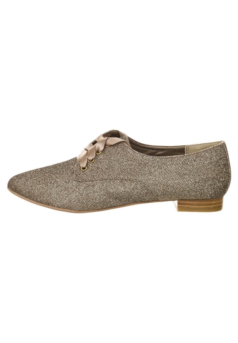 Ballerine beige texturée avec un bout pointu, ornée d'un nœud taupe décoratif et d'un petit talon minimal. Convient pour un usage décontracté.